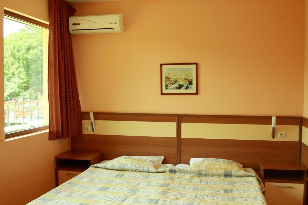 Family Hotel Residence Dobrich Exterior photo